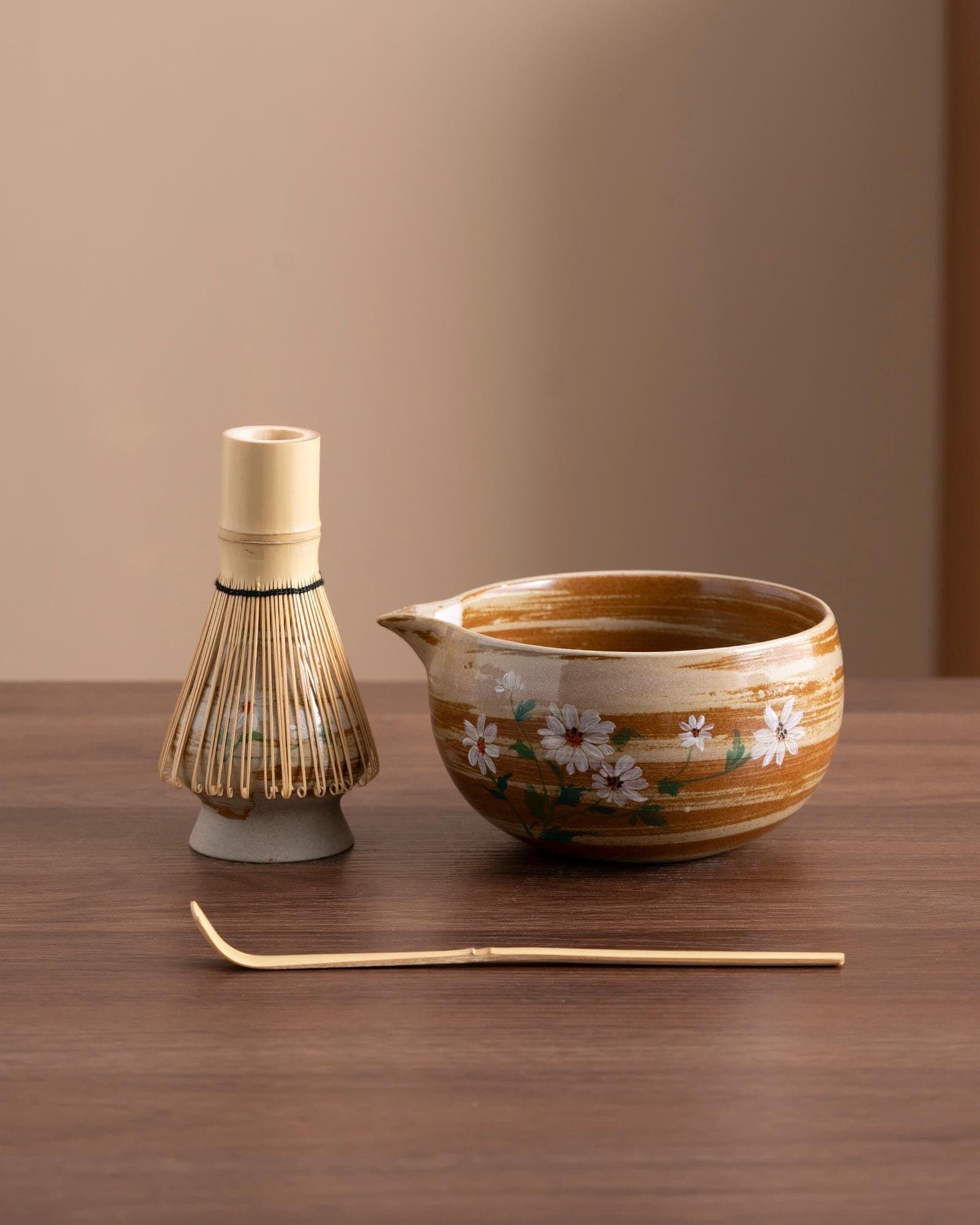 daisy-hand-painted-ceramic-matcha-bowl-set-with-bamboo-whisk-450ml-starter-kit-01 Daisy Hand-painted Ceramic Matcha Bowl Set with Bamboo Whisk, 450ml Starter Kit