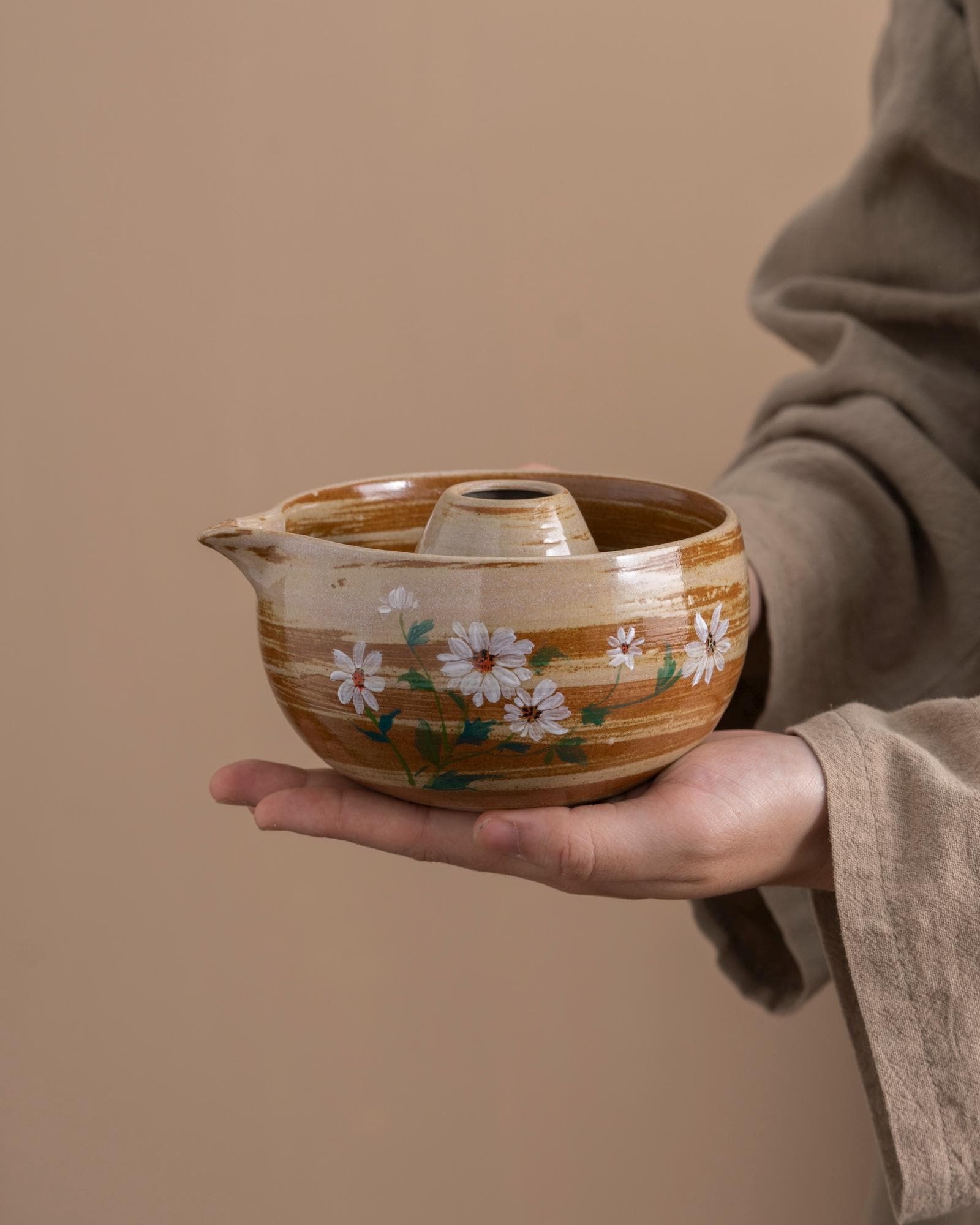 daisy-hand-painted-ceramic-matcha-bowl-set-with-bamboo-whisk-450ml-starter-kit-04 Daisy Hand-painted Ceramic Matcha Bowl Set with Bamboo Whisk, 450ml Starter Kit