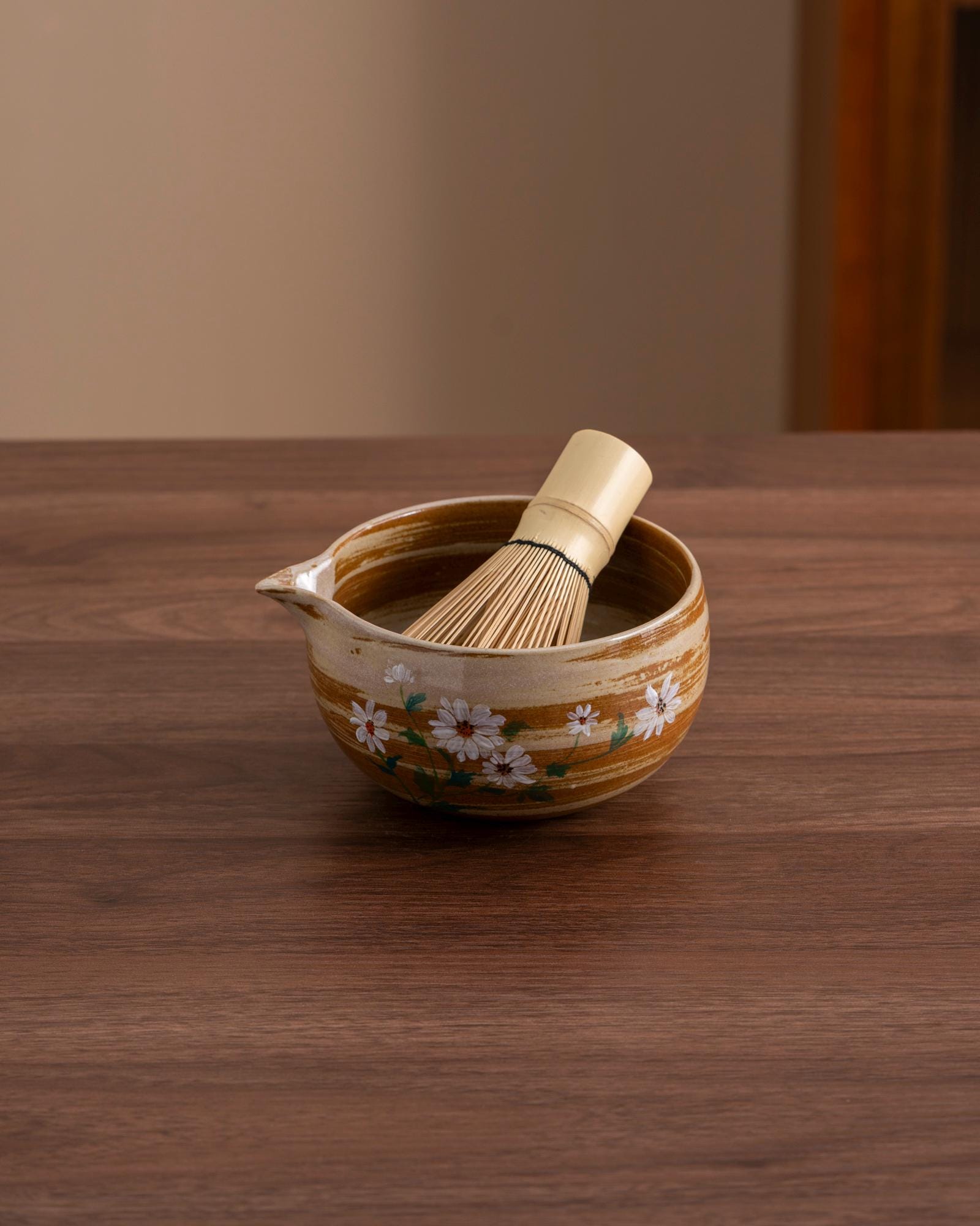 daisy-hand-painted-ceramic-matcha-bowl-set-with-bamboo-whisk-450ml-starter-kit-05 Daisy Hand-painted Ceramic Matcha Bowl Set with Bamboo Whisk, 450ml Starter Kit