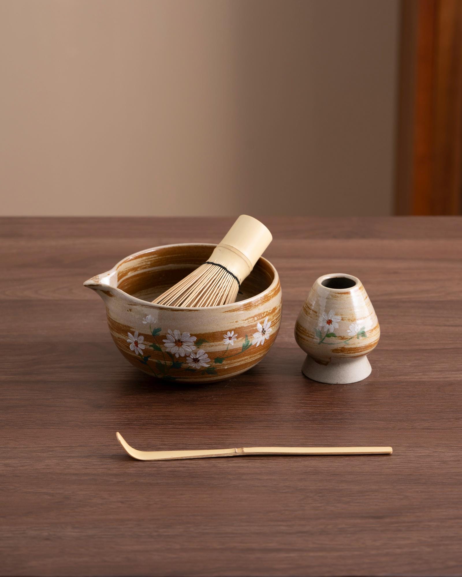 daisy-hand-painted-ceramic-matcha-bowl-set-with-bamboo-whisk-450ml-starter-kit-06 Daisy Hand-painted Ceramic Matcha Bowl Set with Bamboo Whisk, 450ml Starter Kit