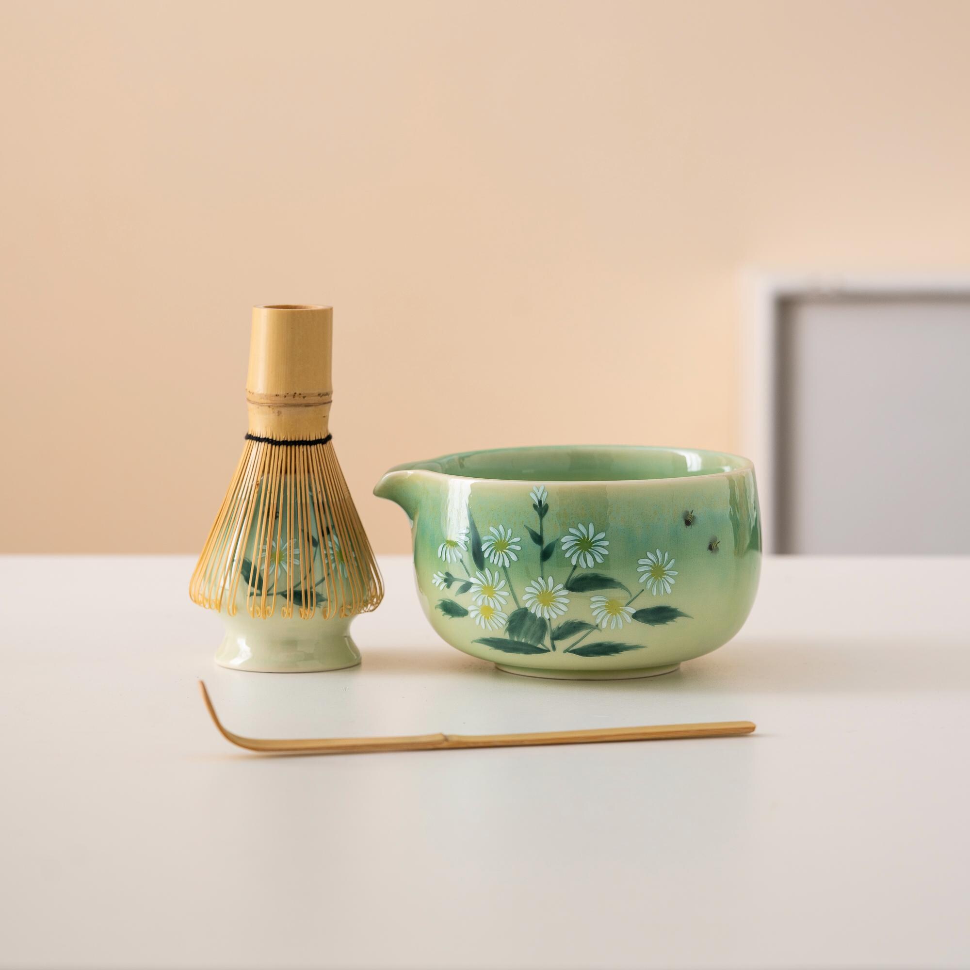 Daisy Hand-painted Ceramic Matcha Bowl Set with Spout, Bamboo Whisk & Holder, 450ml Gift Kit
