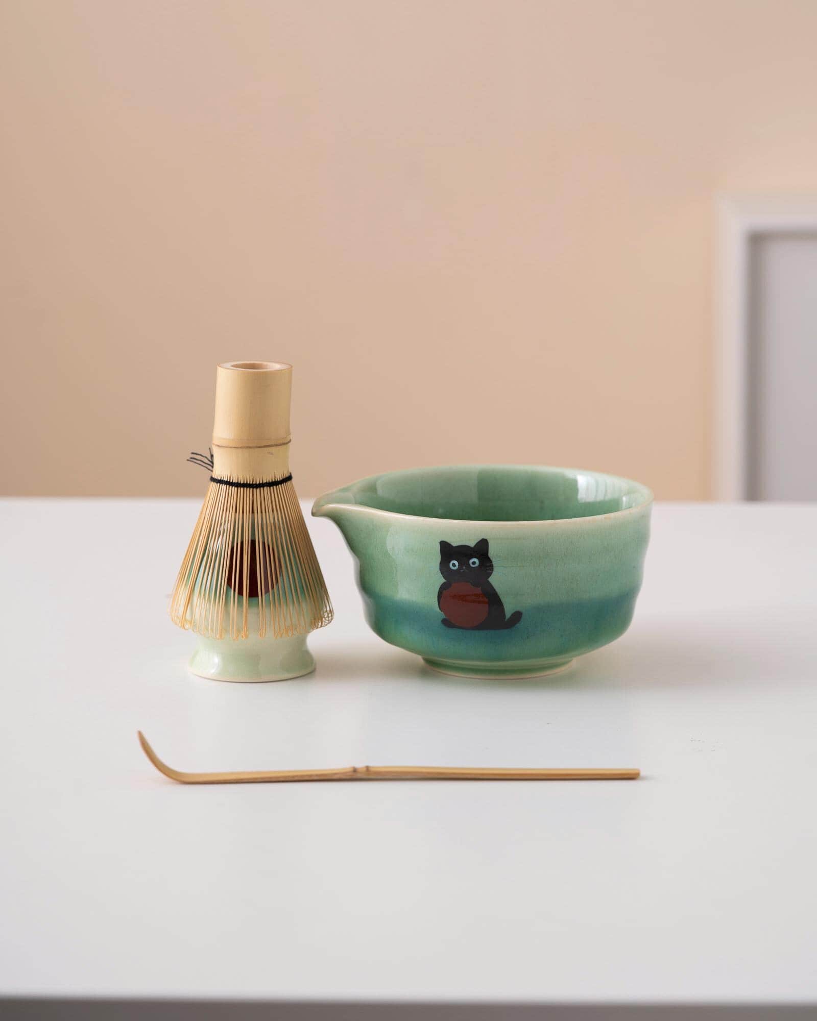 green-black-black-cat-ceramic-matcha-bowl-set-with-bamboo-whisk-and-holder-450ml-starter-kit-01 Green Black Black Cat Ceramic Matcha Bowl Set with Bamboo Whisk & Holder, 450ml Starter Kit