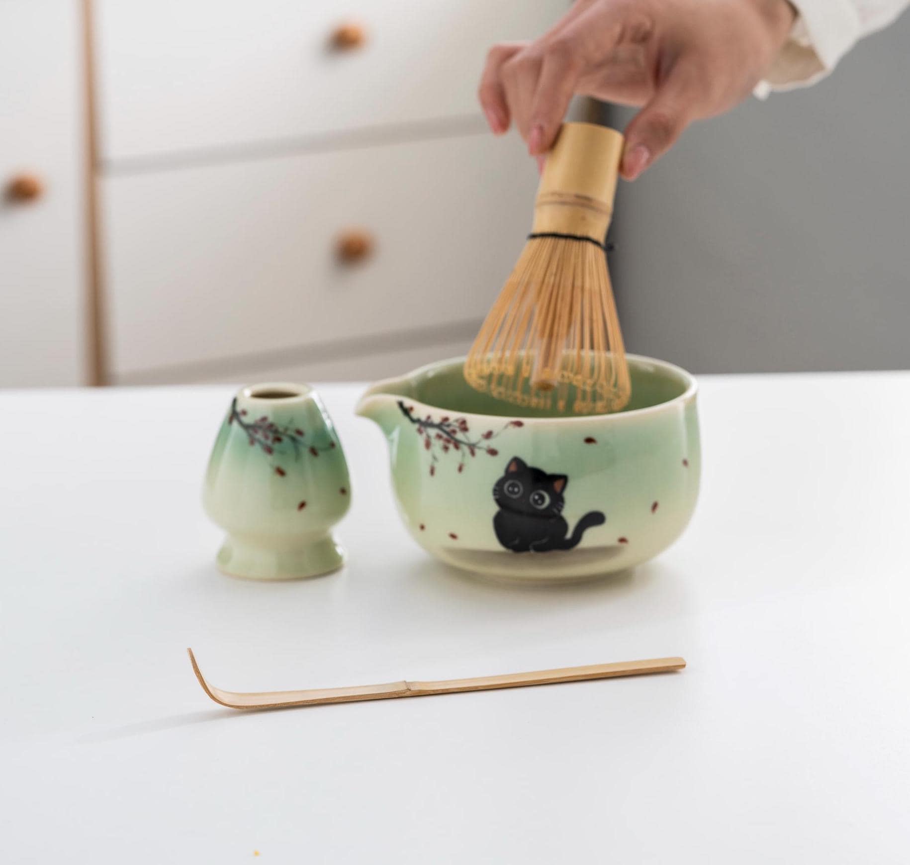 green-cat-hand-painted-ceramic-matcha-bowl-set-with-bamboo-whisk-450ml-starter-kit-02 Green Cat Hand-painted Ceramic Matcha Bowl Set with Bamboo Whisk, 450ml Starter Kit