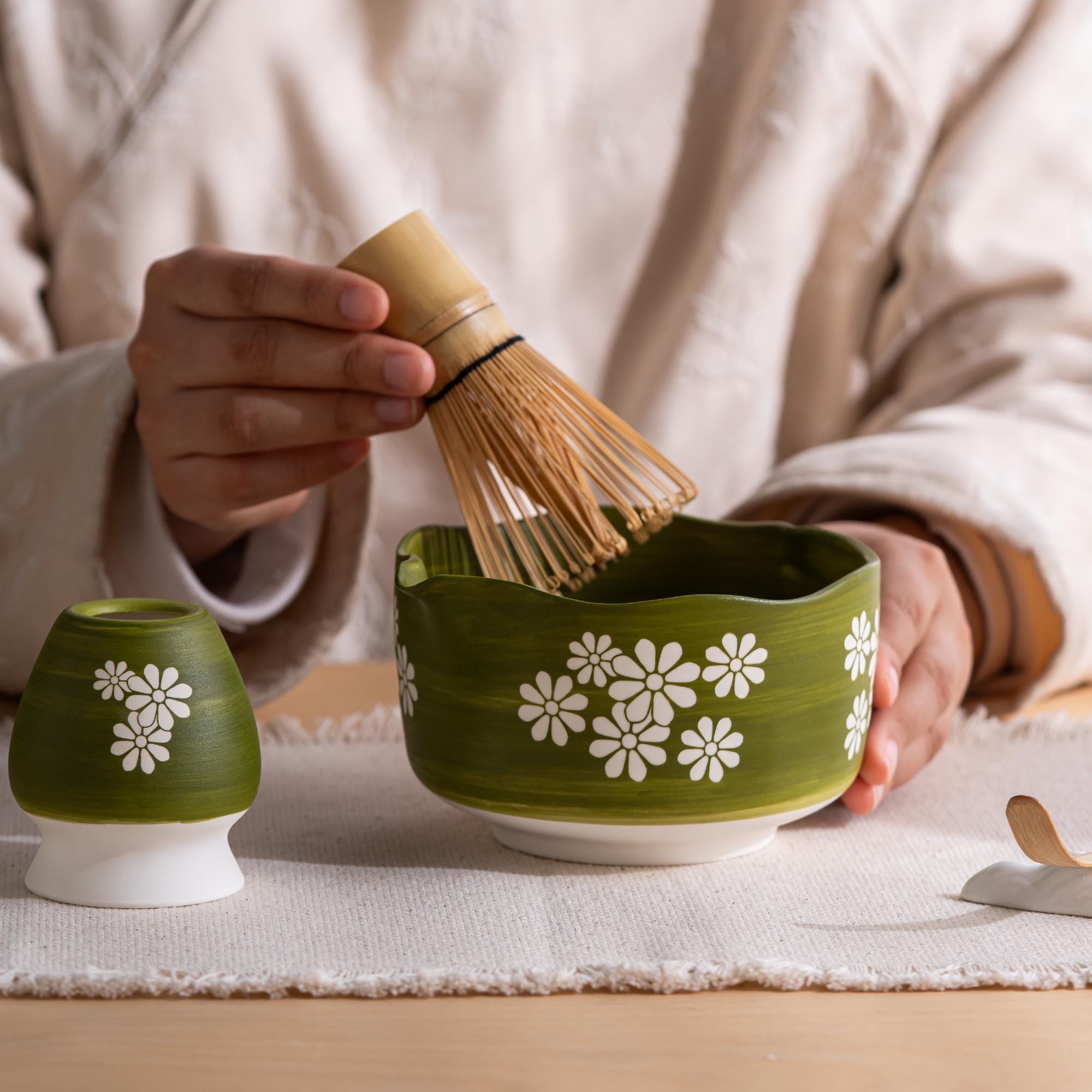 green-ceramic-matcha-bowl-set-with-bamboo-whisk-500ml-starter-kit-03 Green Ceramic Matcha Bowl Set with Bamboo Whisk, 500ml Starter Kit