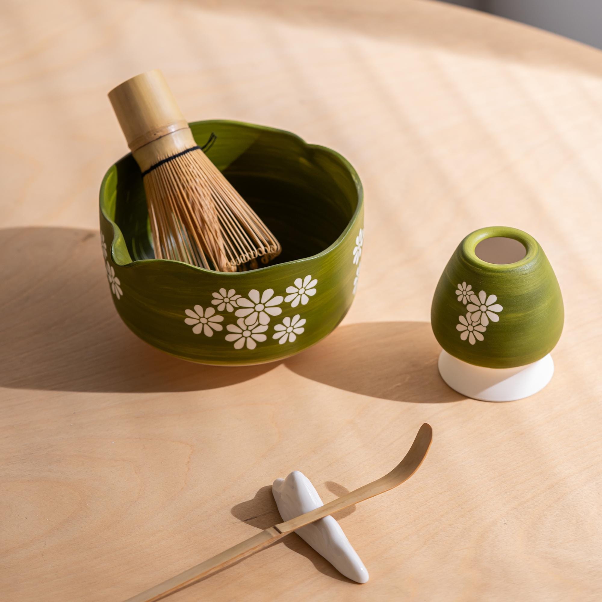 green-ceramic-matcha-bowl-set-with-bamboo-whisk-500ml-starter-kit-04 Green Ceramic Matcha Bowl Set with Bamboo Whisk, 500ml Starter Kit