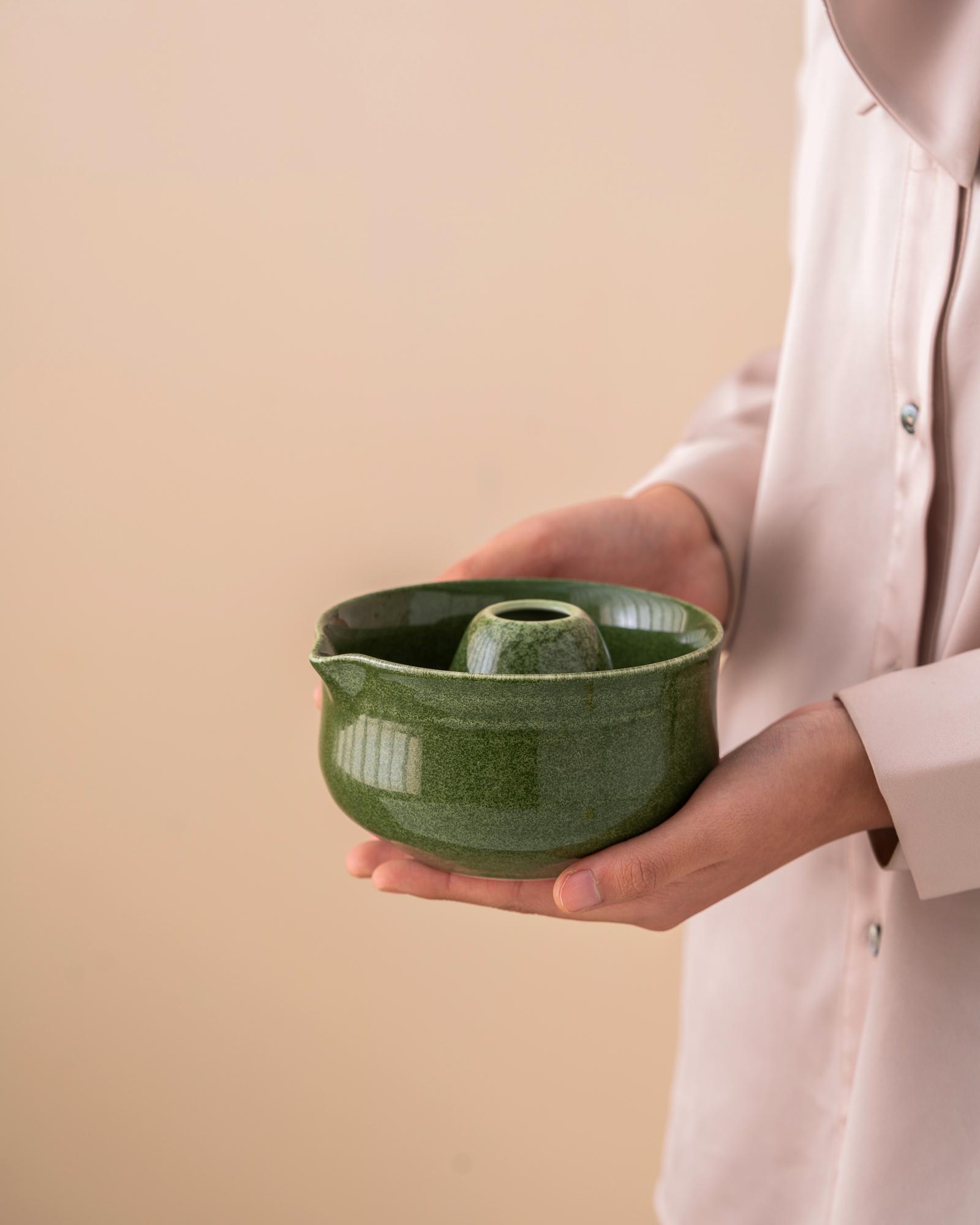 green-ceramic-matcha-bowl-set-with-spout-bamboo-whisk-and-holder-450ml-starter-kit-03 Green Ceramic Matcha Bowl Set with Spout, Bamboo Whisk & Holder, 450ml Starter Kit