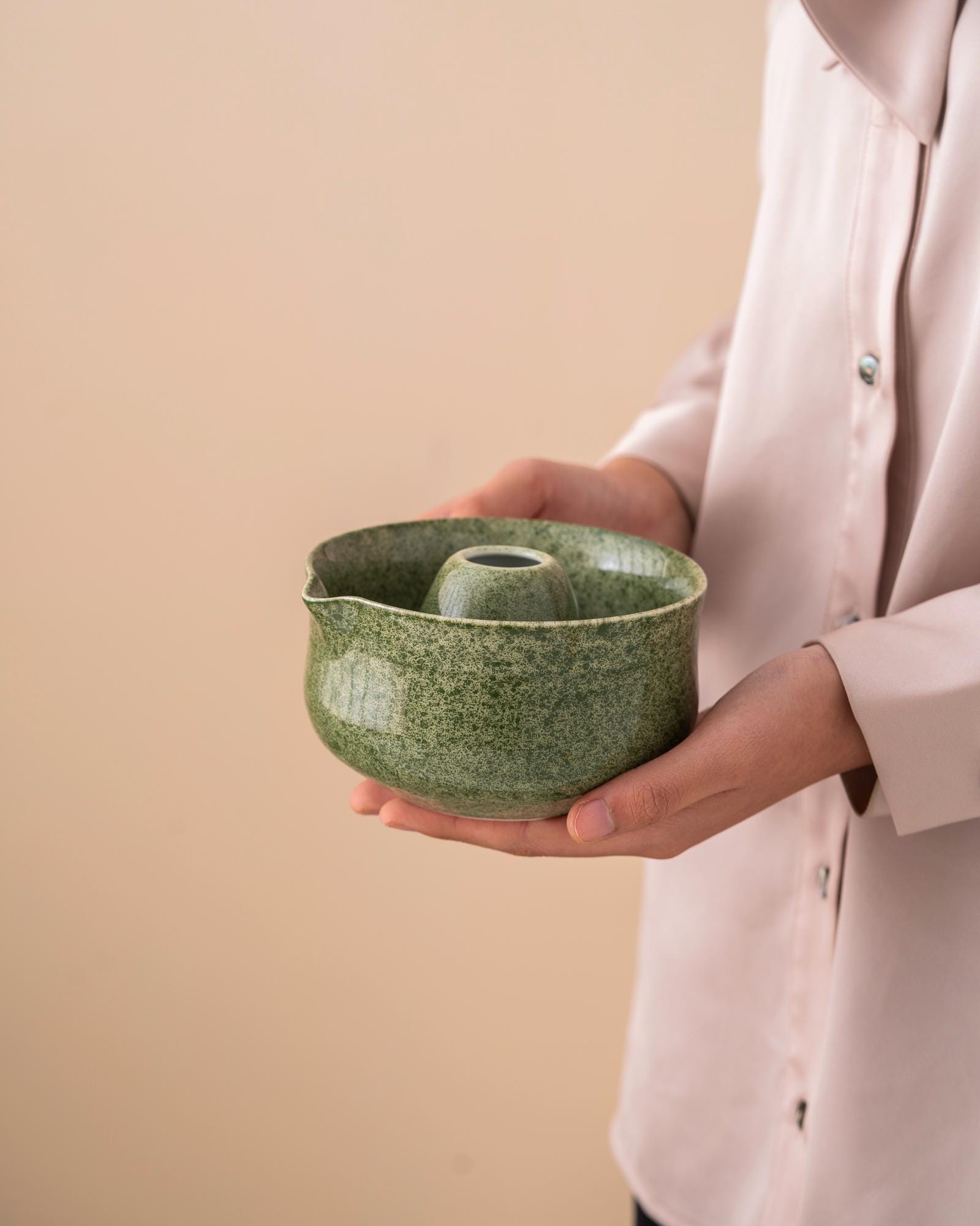 green-ceramic-matcha-bowl-set-with-spout-bamboo-whisk-and-holder-450ml-starter-kit-03 Green Ceramic Matcha Bowl Set with Spout, Bamboo Whisk & Holder, 450ml Starter Kit