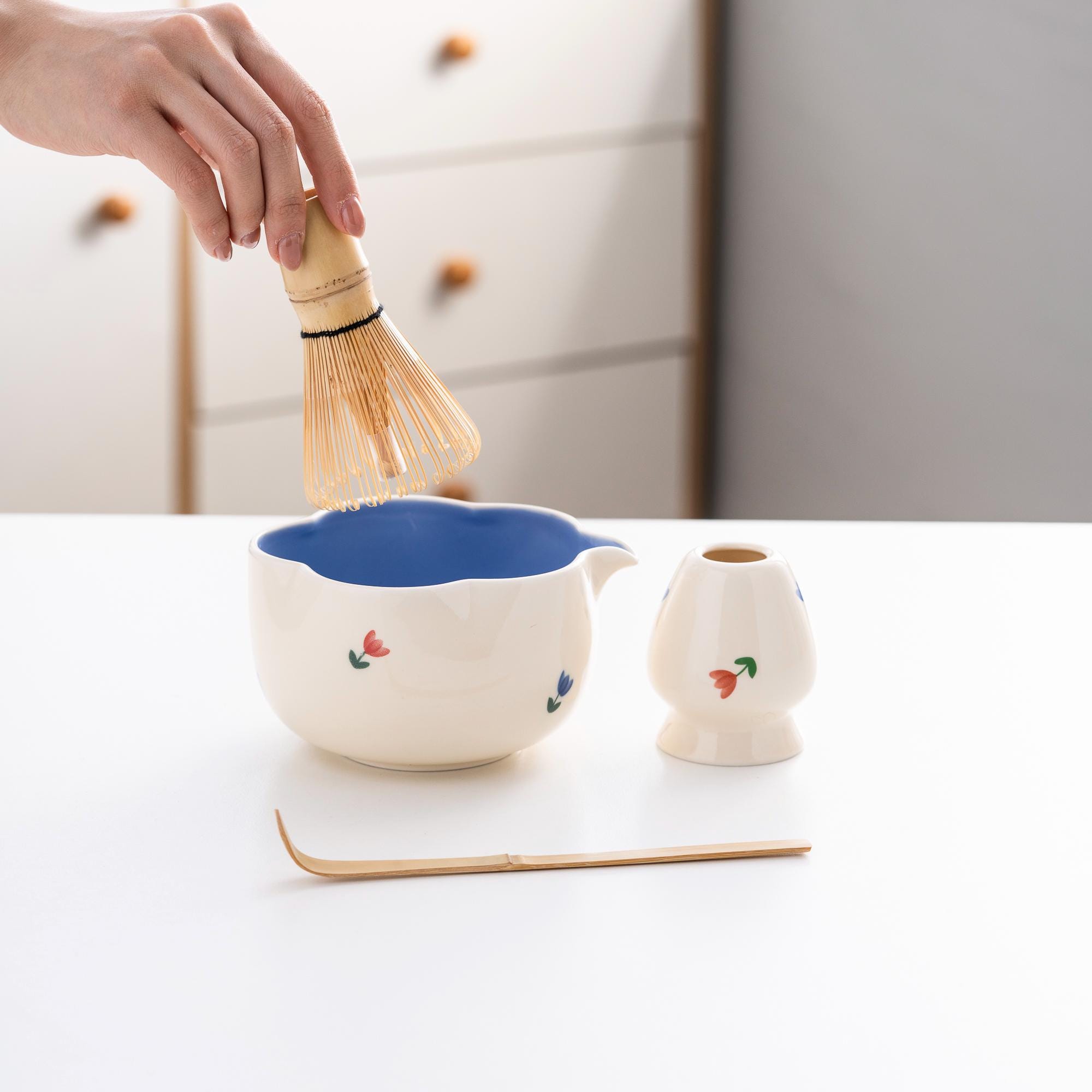 pink-white-floral-ceramic-matcha-bowl-set-with-bamboo-whisk-500ml-gift-kit-02 Pink White Floral Ceramic Matcha Bowl Set with Bamboo Whisk, 500ml Gift Kit