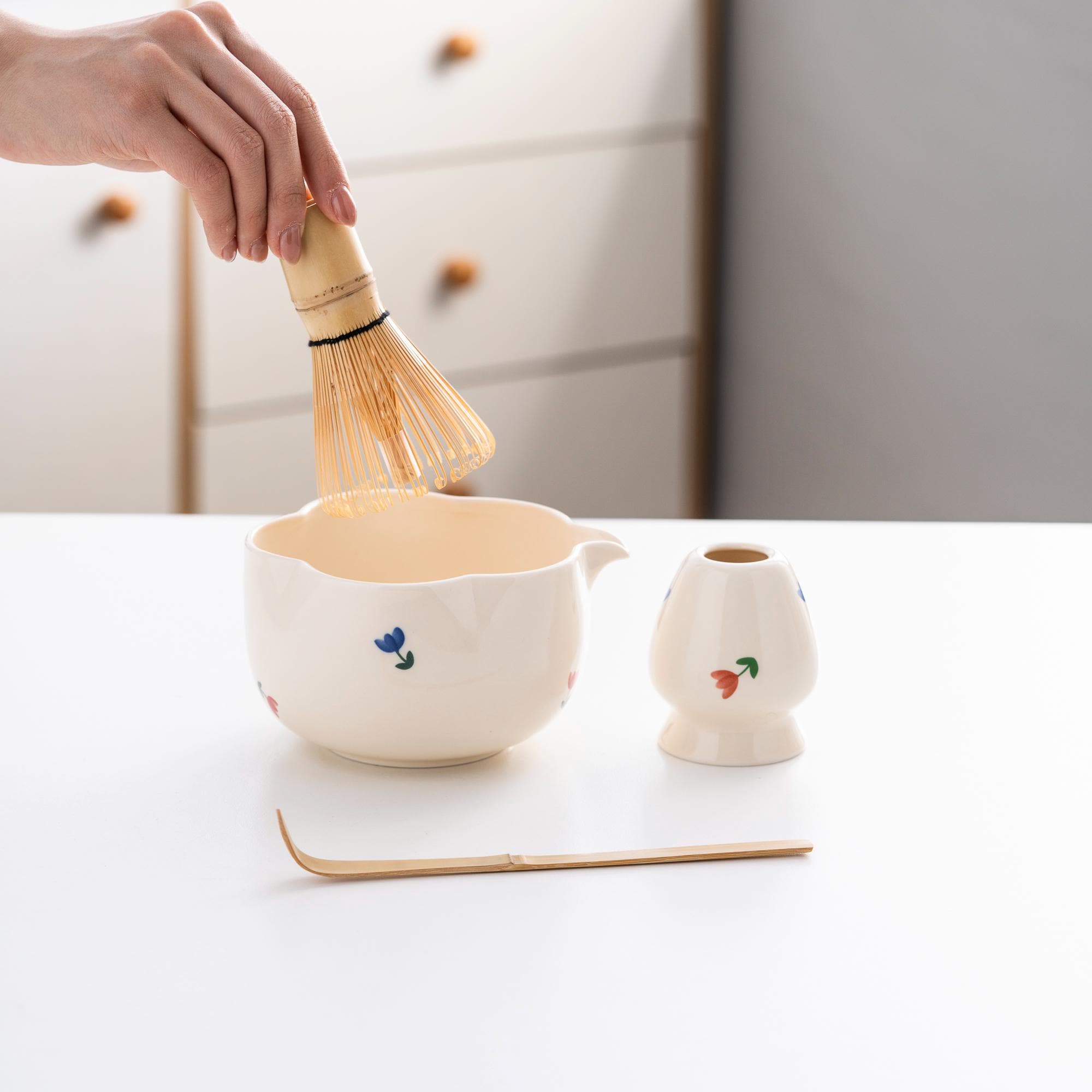 pink-white-floral-ceramic-matcha-bowl-set-with-bamboo-whisk-500ml-gift-kit-04 Pink White Floral Ceramic Matcha Bowl Set with Bamboo Whisk, 500ml Gift Kit