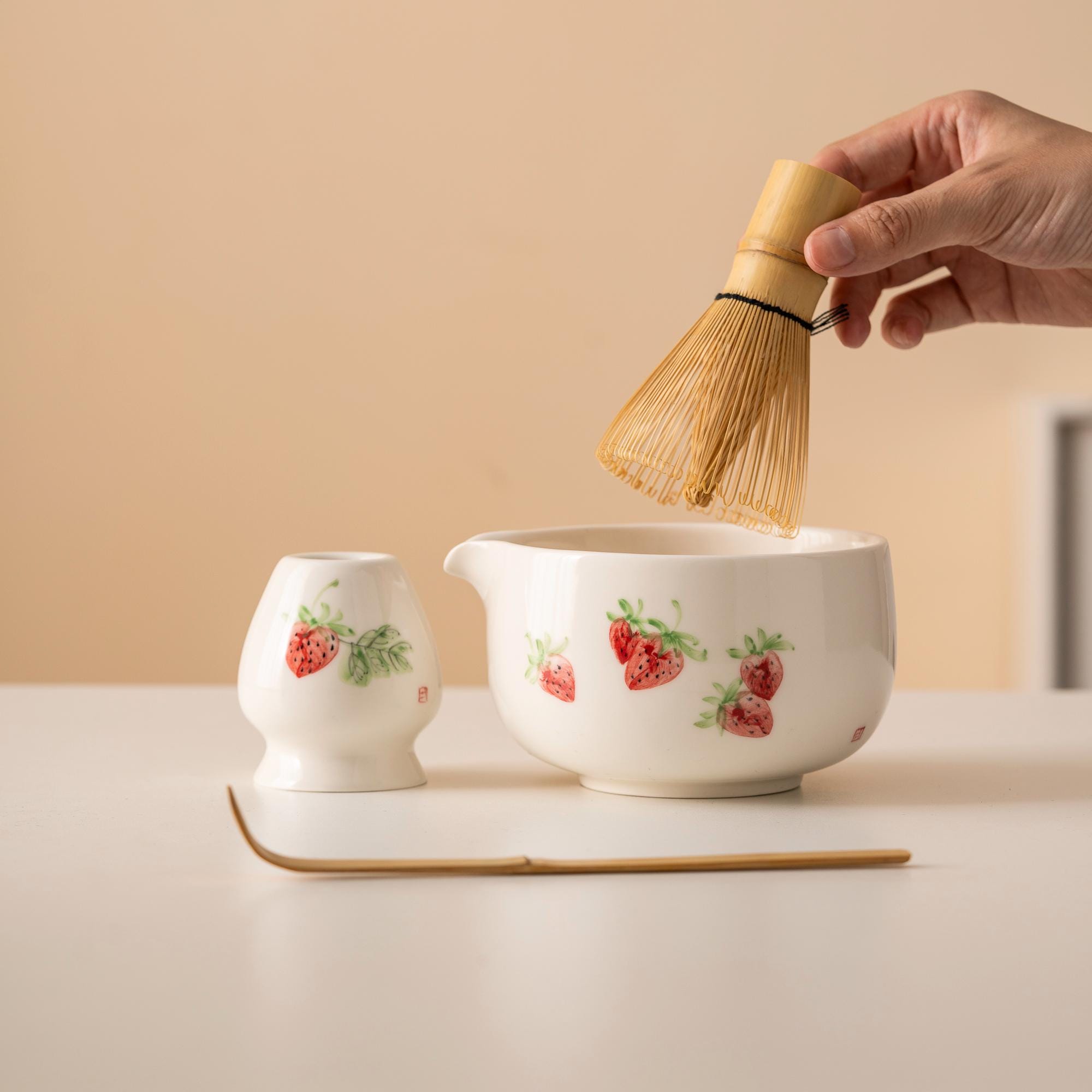 white-strawberry-hand-painted-ceramic-matcha-bowl-set-with-spout-bamboo-whisk-and-holder-450ml-gift-kit-05 White Strawberry Hand-painted Ceramic Matcha Bowl Set with Spout, Bamboo Whisk & Holder, 450ml Gift Kit
