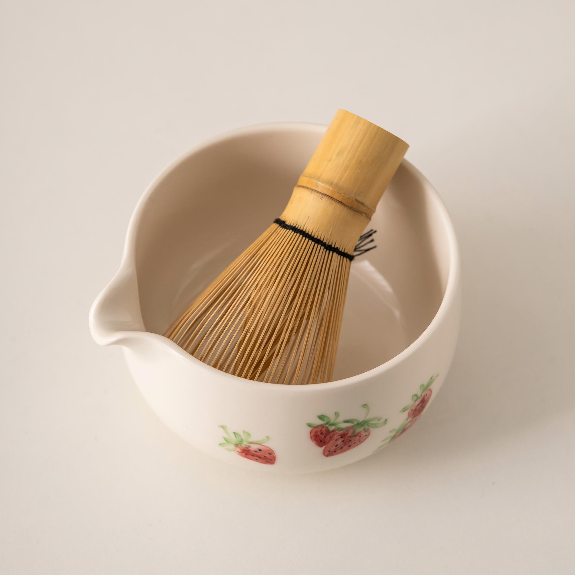 white-strawberry-hand-painted-ceramic-matcha-bowl-set-with-spout-bamboo-whisk-and-holder-450ml-gift-kit-06 White Strawberry Hand-painted Ceramic Matcha Bowl Set with Spout, Bamboo Whisk & Holder, 450ml Gift Kit